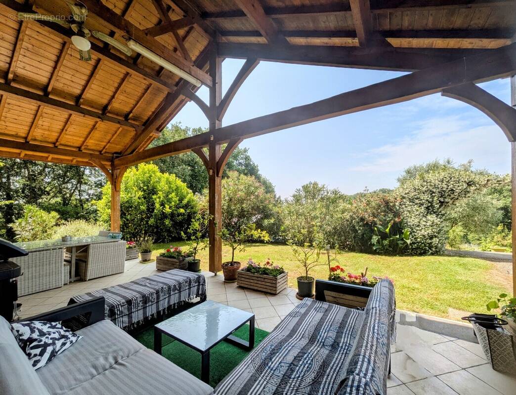 Maison à VILLECOMTAL-SUR-ARROS