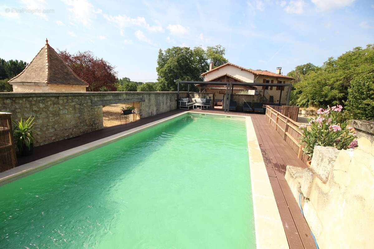 Ancien moulin rénové comprenant quatre chambres, un grand jardin, une piscine et une grange - photo 2