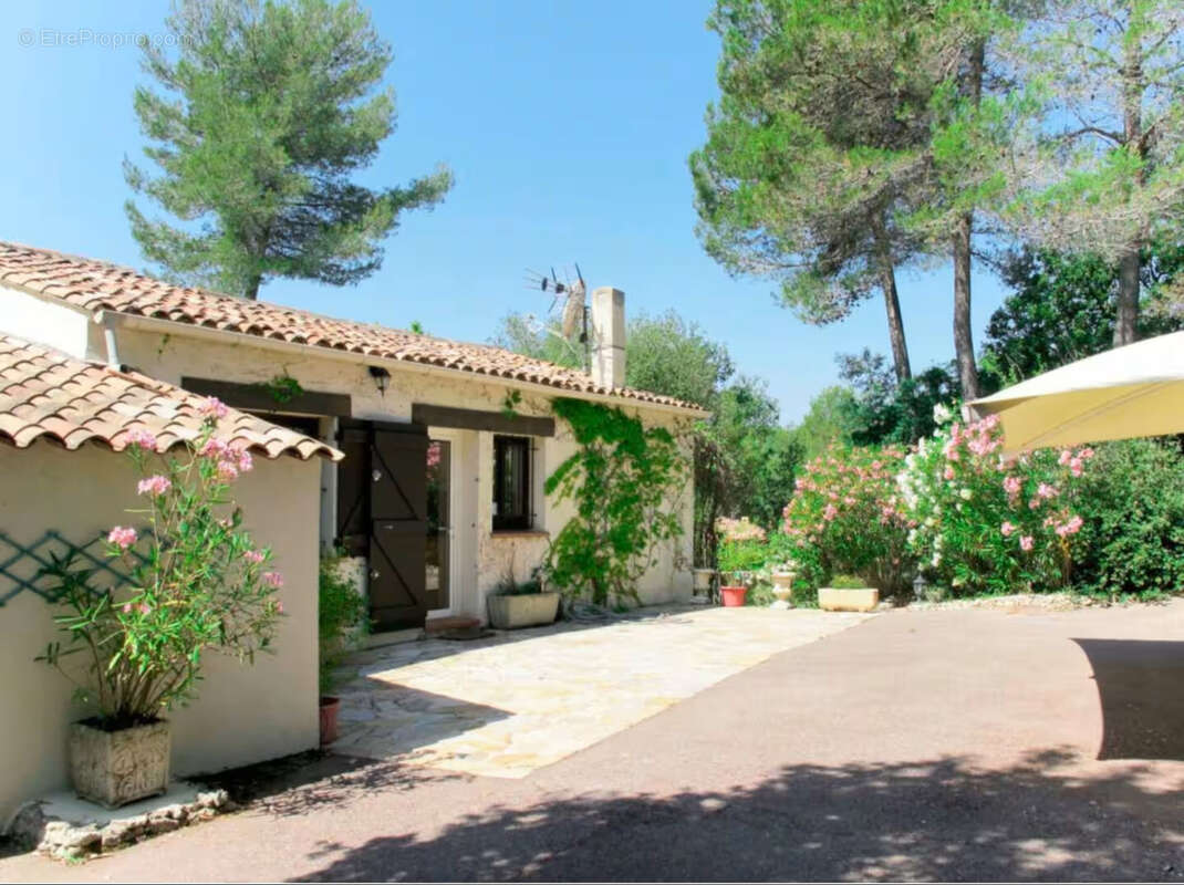 Maison à BAGNOLS-EN-FORET