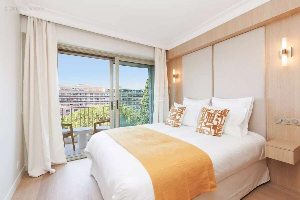 Cannes Hypercentre – Élégant 3 pièces rénové, étage élevé, plein sud et vue dégagée - photo 6