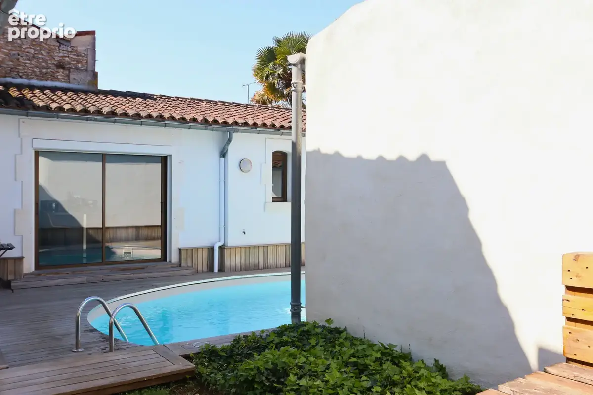 À 400 m du Jardin Public de Cognac, une maison de ville avec piscine, mezzanine, cave et garage ! - photo 10