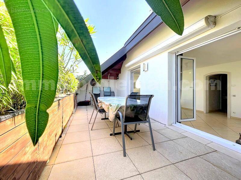 Appartement_T4_Gaillard_belle_superficie_prix_frontière_Suisse_direction_GENEVE_autoroutes_investissement_locatif_vente_vue_séjour_salon - Appartement à GAILLARD