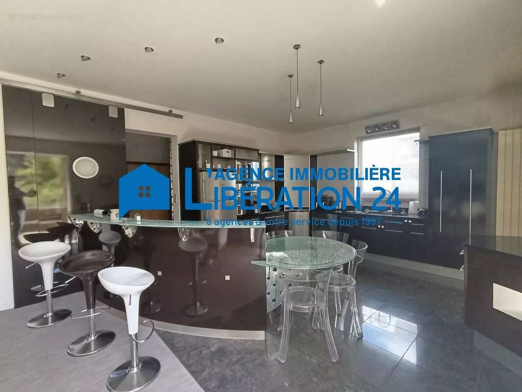 Superbe appartement lumineux de 207 m² à Saint-Étienne - photo 6