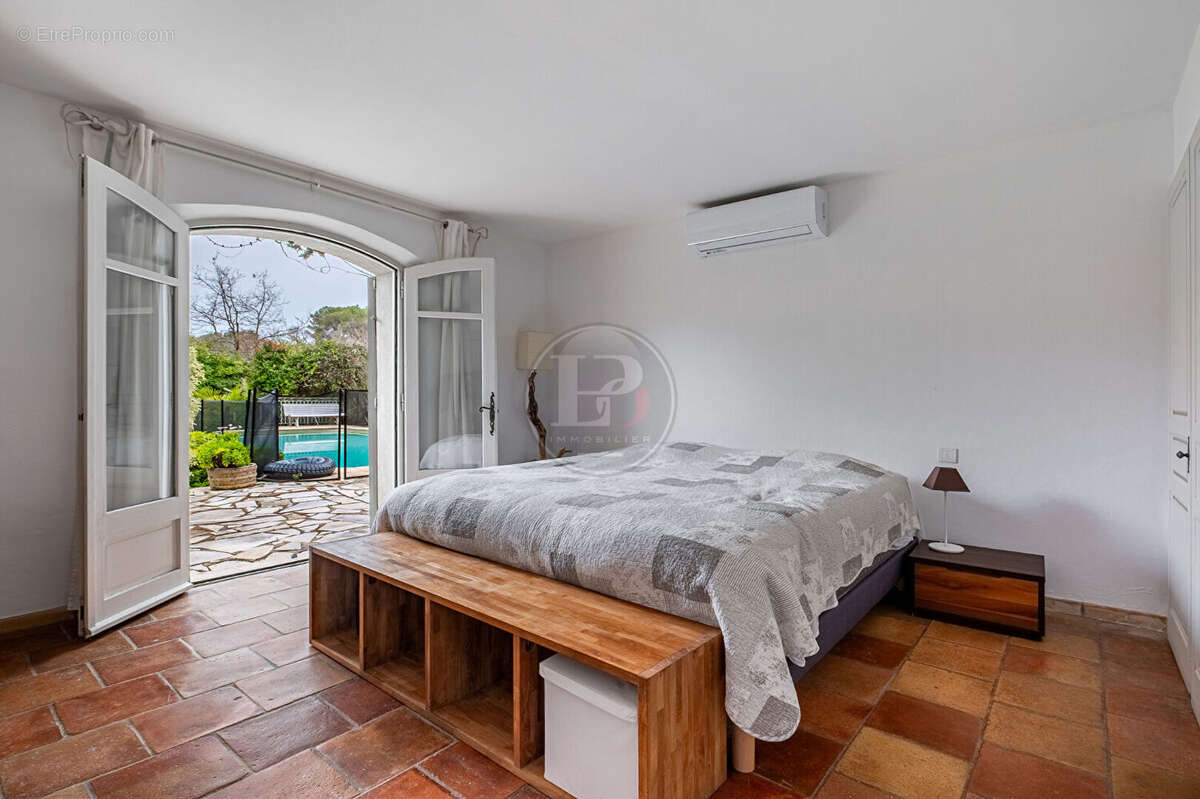 Maison à ROQUEFORT-LES-PINS