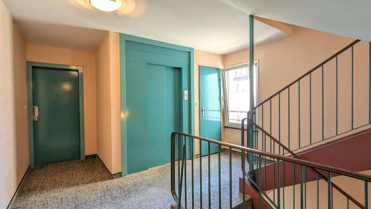 Grand et lumineux T3/4 avec cave (garage en option) - photo 3