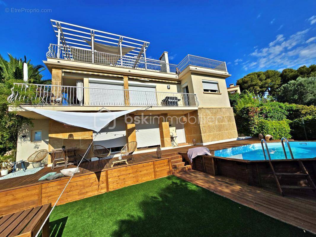 À 2 minutes à pied du port – Vue mer – Propriété de caractère 186 m² – 3 logements – Piscine - photo 1