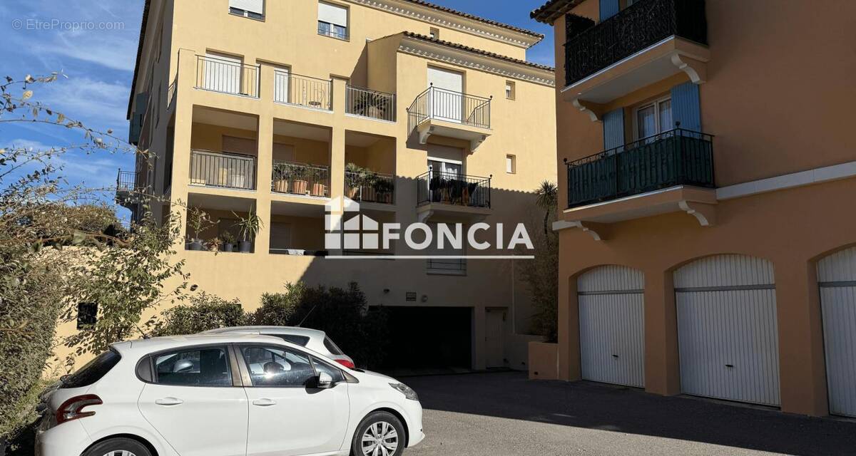 Parking à COGOLIN