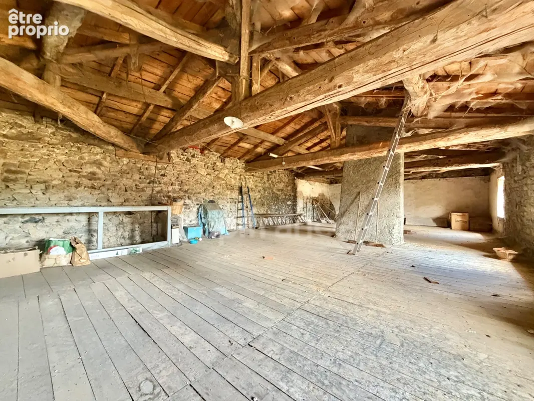 Maison en pierre de 150 m2, 4 chambres, terrain de 2 000 m2 + 9 383 m2 en fermage, combles aménageables de 75 m2, puits, garage  - photo 9