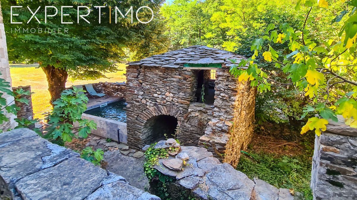 Manoir d'une superficie habitable de 338 m2 avec dépendances sur un terrain de 3,6 hectares - photo 20