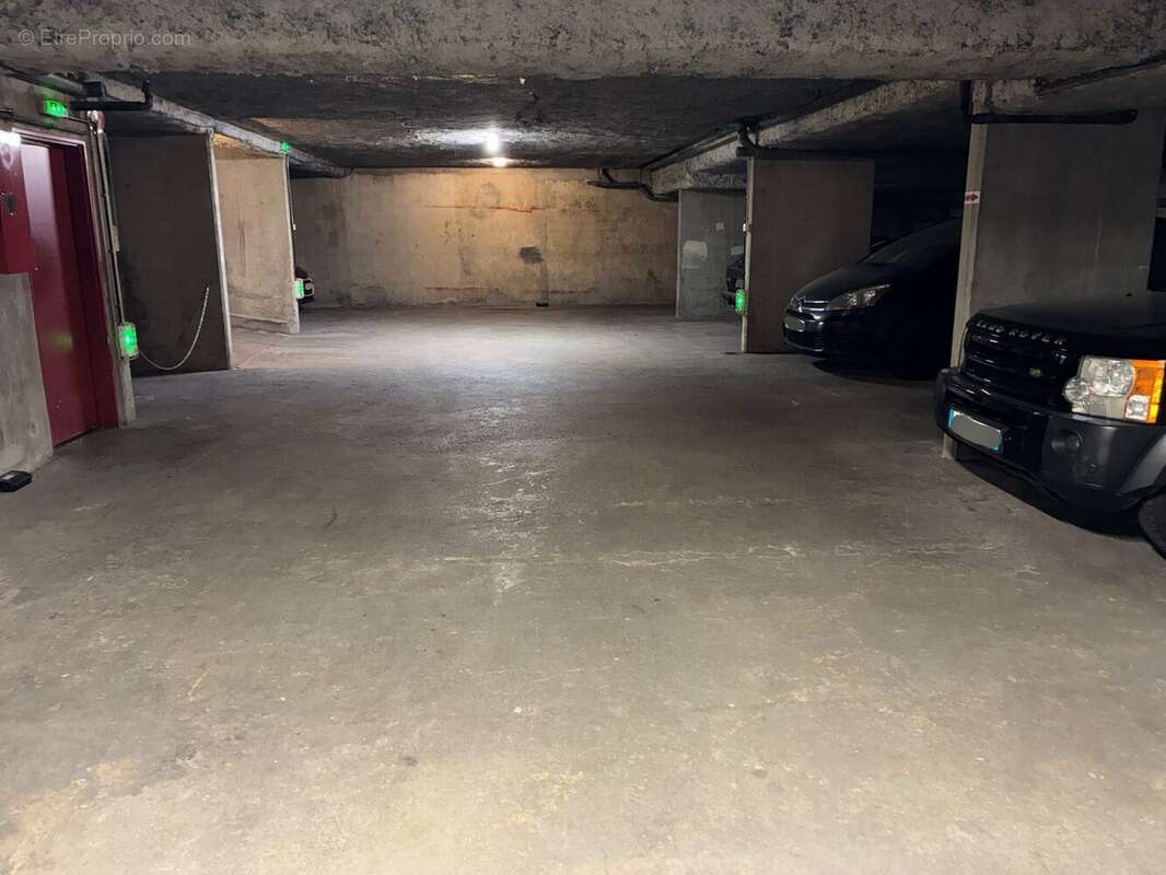 Parking à PARIS-18E