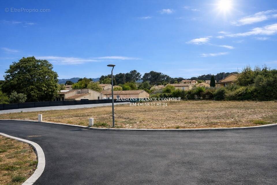 Terrain 450 m² à Greasque  - photo 1