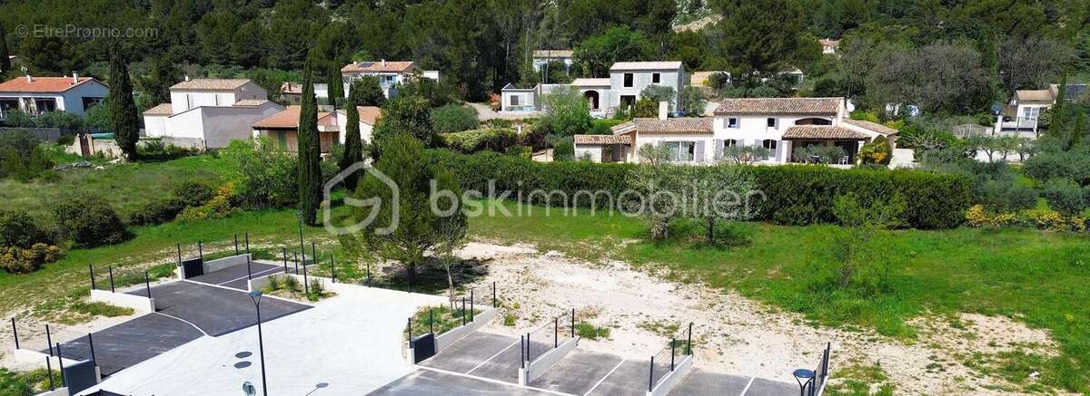 A vendre terrain constructible et viabilisé de 567 m2  , au pied du Luberon , très au calme , sur Mérindol - photo 3