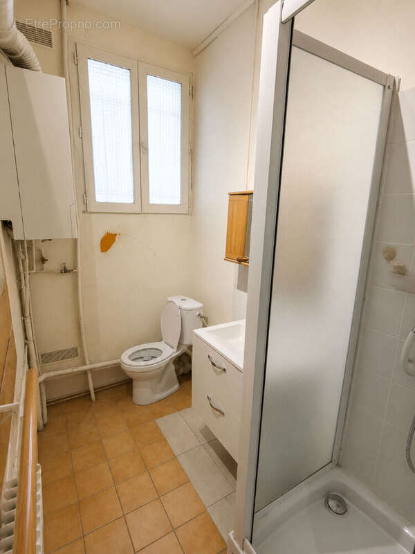 Local / Appartement 49m² + 18m² en souplex place des Abbesses - photo 9