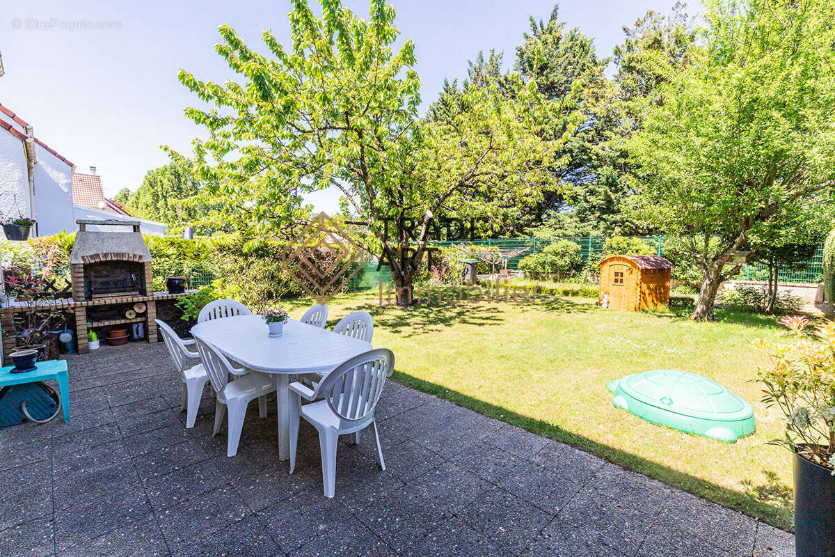 Maison à SAINTE-GENEVIEVE-DES-BOIS