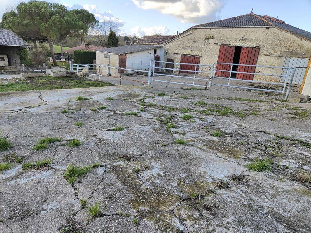 Corps de ferme en pierre 300m²  à  réhabiliter + hangars sur terrain de 6500 m² - photo 6