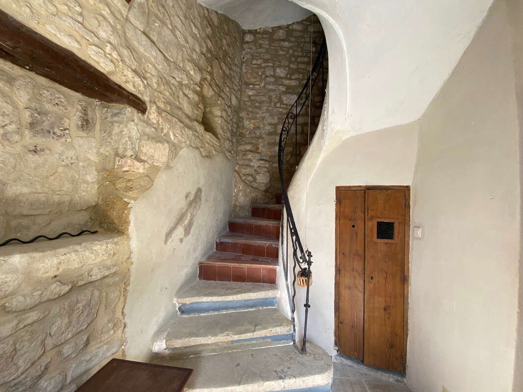 Maison à LA ROQUE-SUR-PERNES