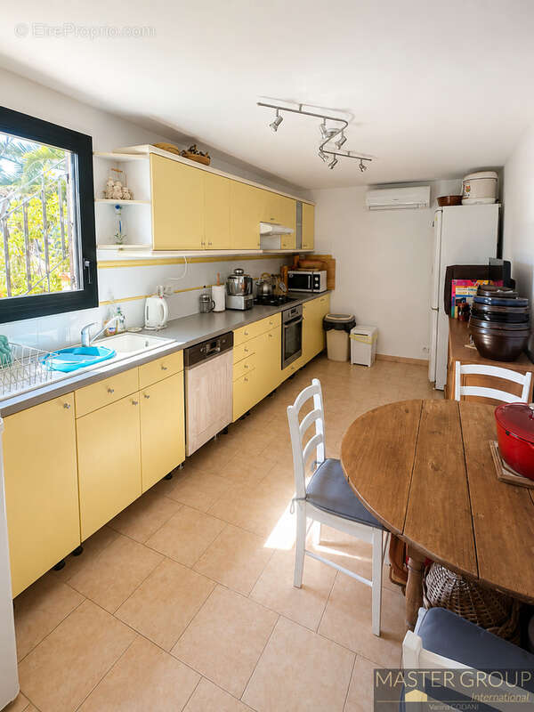 AJACCIO   Superbe villa de près de 200 m2 avec piscine, 6 chambres, deux appartements indépendants, garage et - photo 19