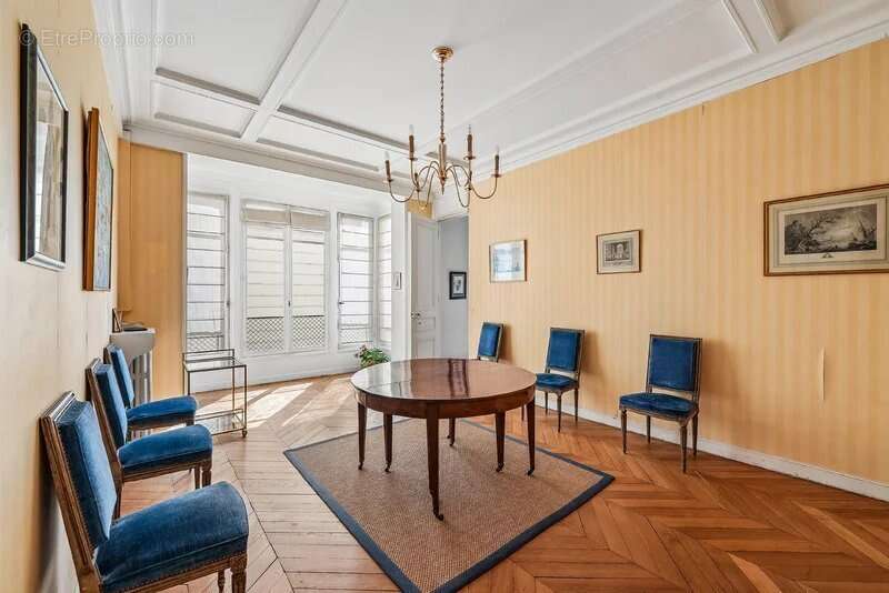 Appartement à PARIS-7E
