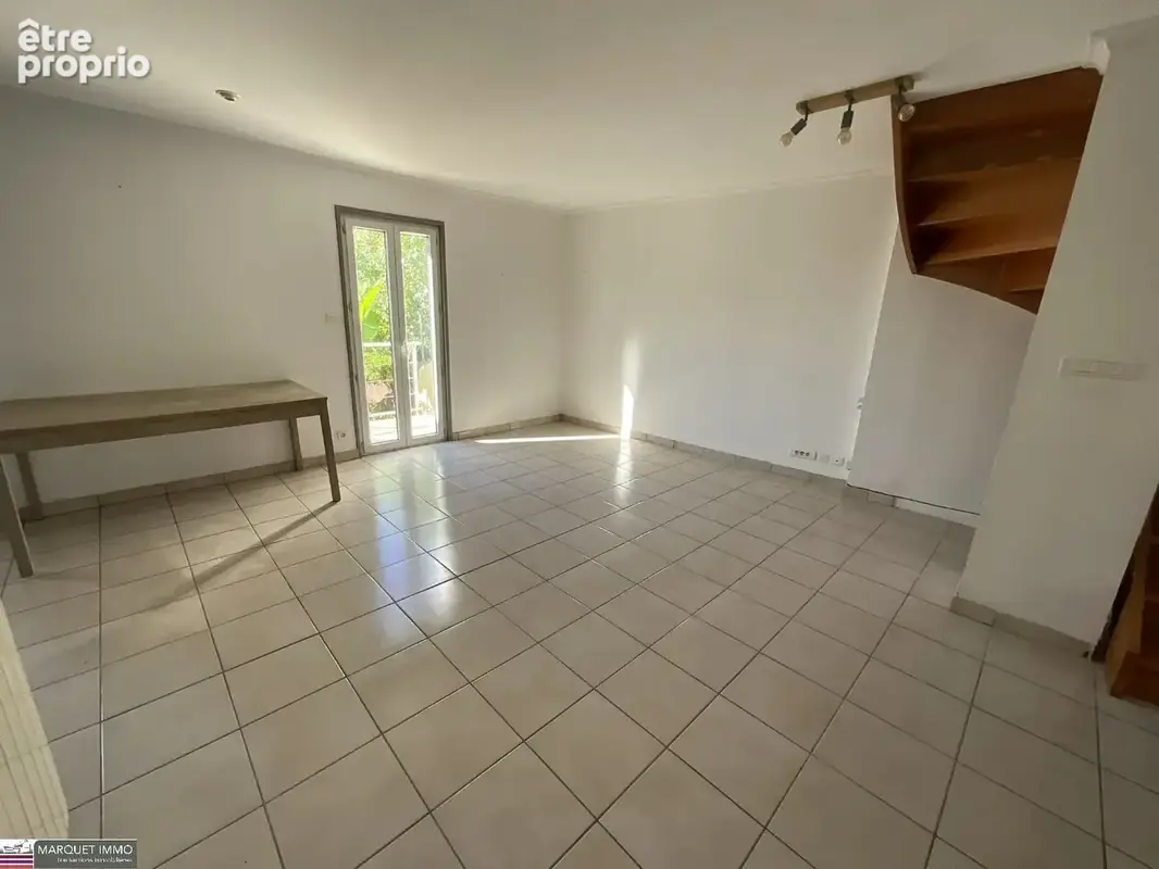 Villa T5 de 110 m²  vous invite à poser vos valises dans un cadre alliant charme et fonctionnalité sur 145 m² de terrain clos et - photo 3