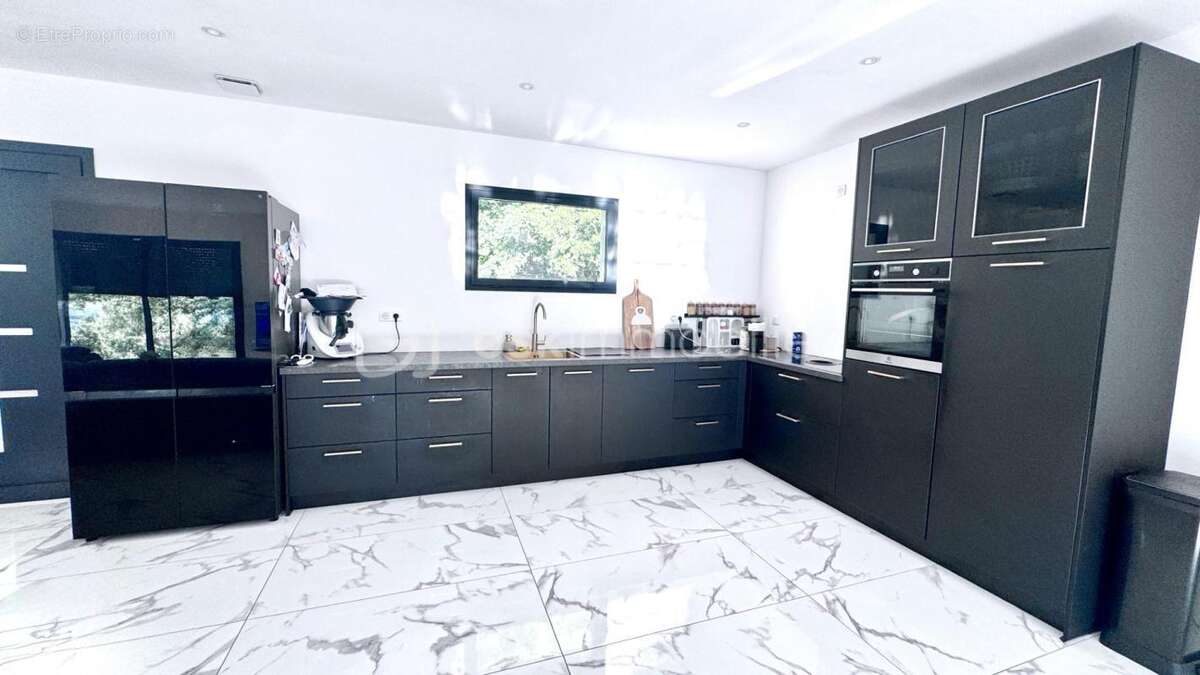 Achat Villa contemporaine RT 2012 de plain-pied – 130 m² habitables + 130 m² aménageables – Piscine – Terrain 1 500 m² - photo 6