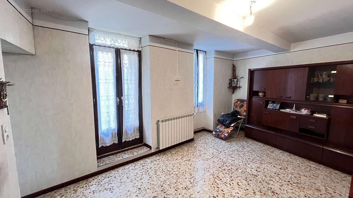 Maison à ENTRAIGUES-SUR-LA-SORGUE