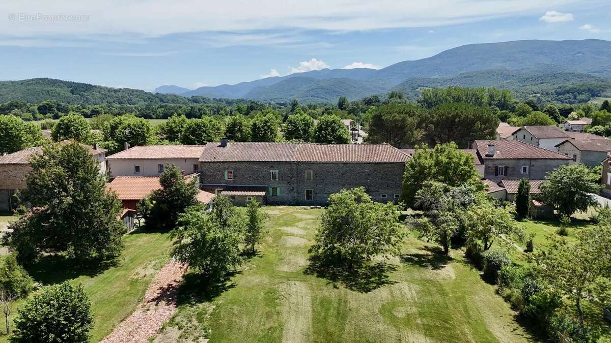 Maison en pierre de caractère 250 m² + corps de ferme 551 m² et maison annexe à rénover – Volumes, lumière & authenticité - photo 3