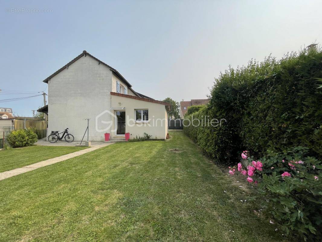Maison à LES CLAYES-SOUS-BOIS