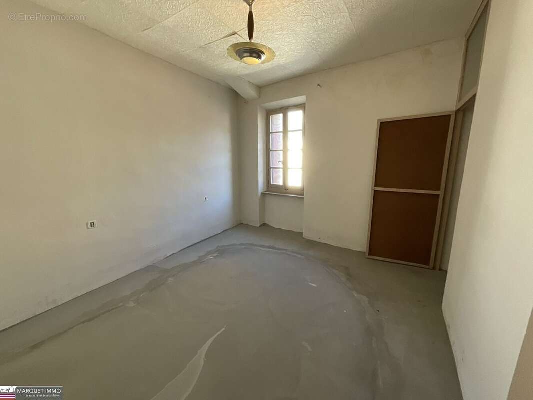 Beau potentiel pour cette maison de village T3 offrant 90 m² avec cour, garage, à rénover selon toutes vos envies ! - photo 16
