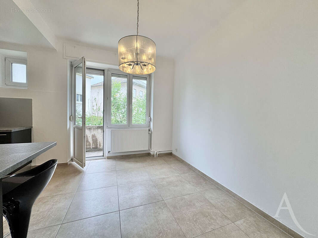Lumineux T3 rénové avec son garage, son balcon, sa cave au coeur de Thionville - photo 4