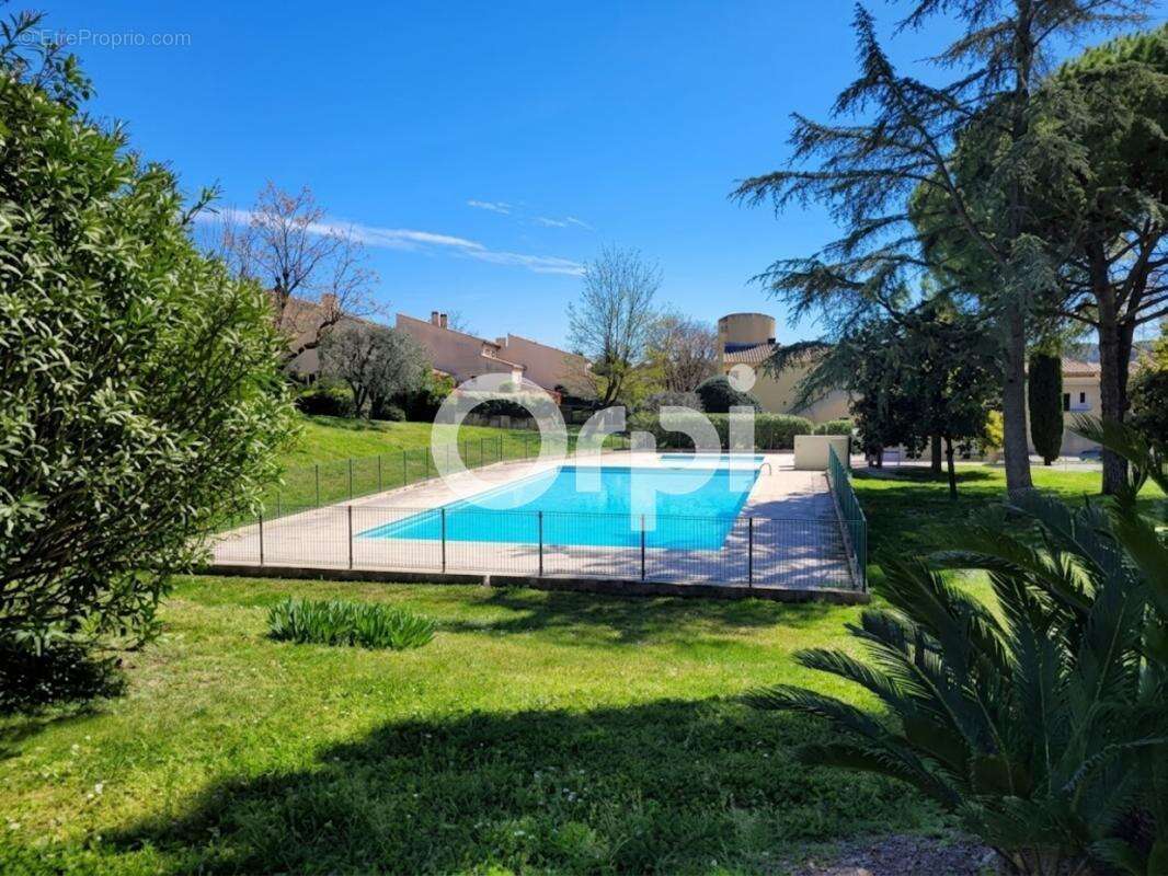 Logement avec terrasse - place de parking privée et cave - piscine / résidence sécurisée - photo 13