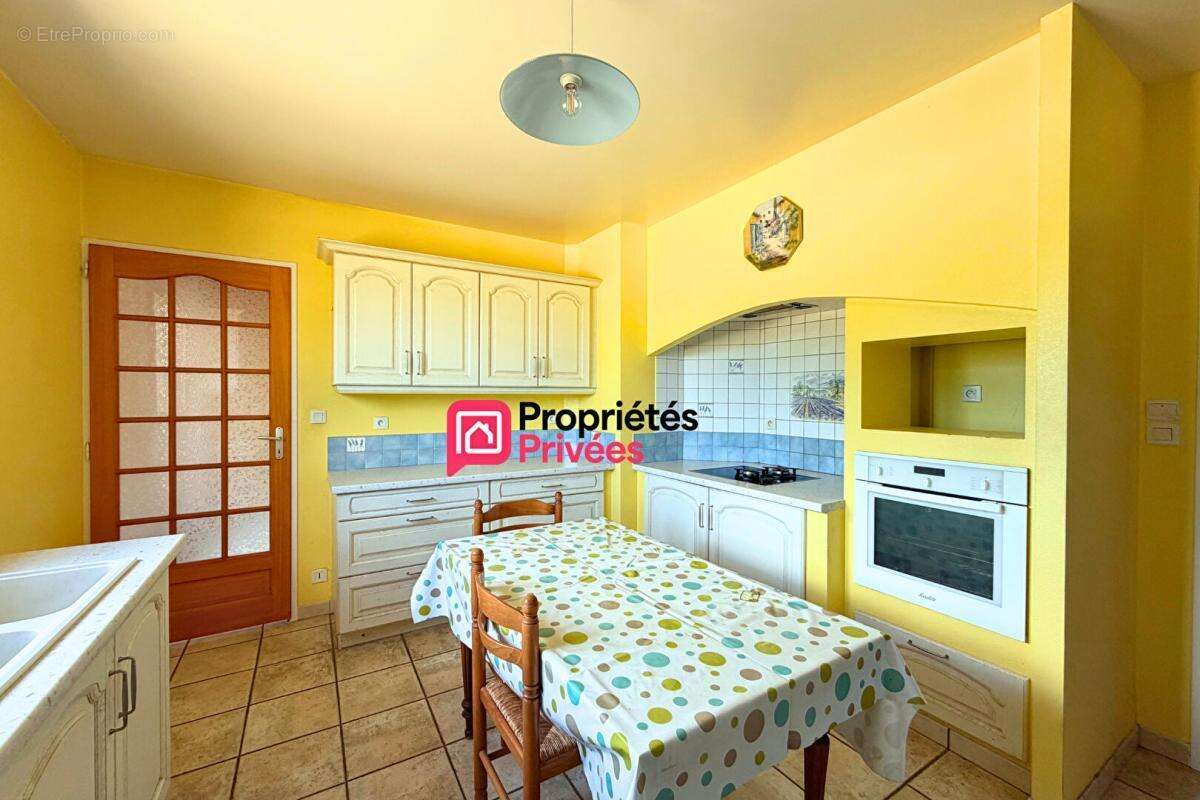 Maison T5 à vendre de 116 m² avec sous-sol complet et combles aménageables à Saint Gervais D'Auvergne 63390 - photo 8