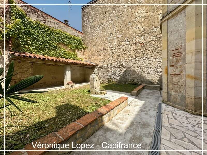 Exclusivité : Agen hyper centre, bel immeuble de caractère en pierre entièrement rénové avec 4 appartements, garage et jardin - photo 2