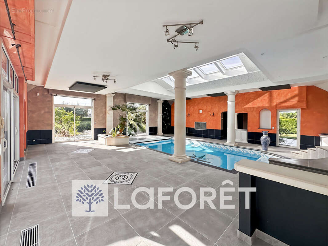 Villa d'architecte avec parc boisé, logement annexe et piscine intérieure en Charente-Maritime à 35 minutes de ROYAN (17200) et  - photo 5