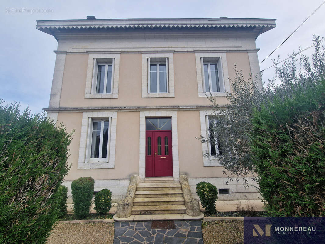 Maison à MONTMOREAU-SAINT-CYBARD