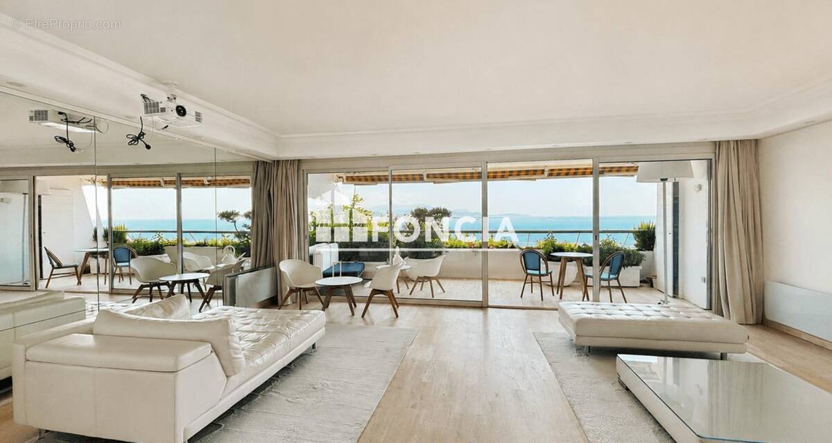 Appartement à VILLENEUVE-LOUBET