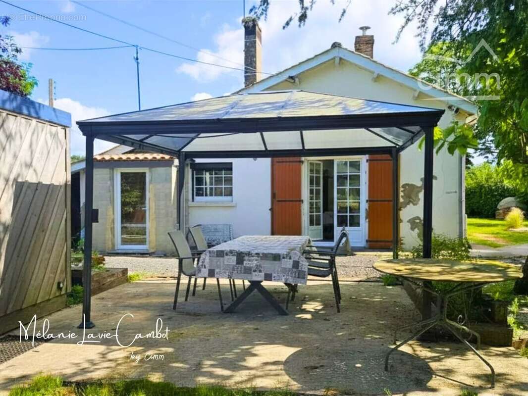 Maison à MONTENDRE
