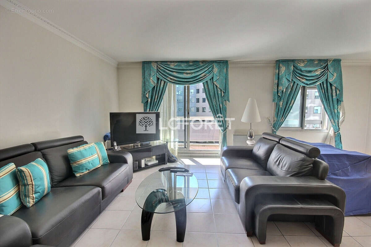 Appartement à COURBEVOIE