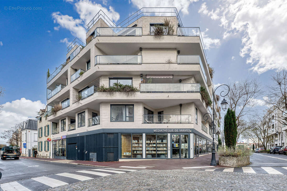 Vanves Centre Mairie  Parking en sous-sol sécurisé - photo 3