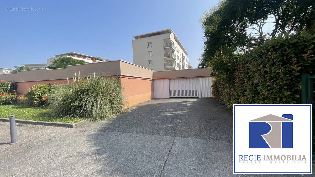 Copropriété sécurisée  - Parking à ECHIROLLES