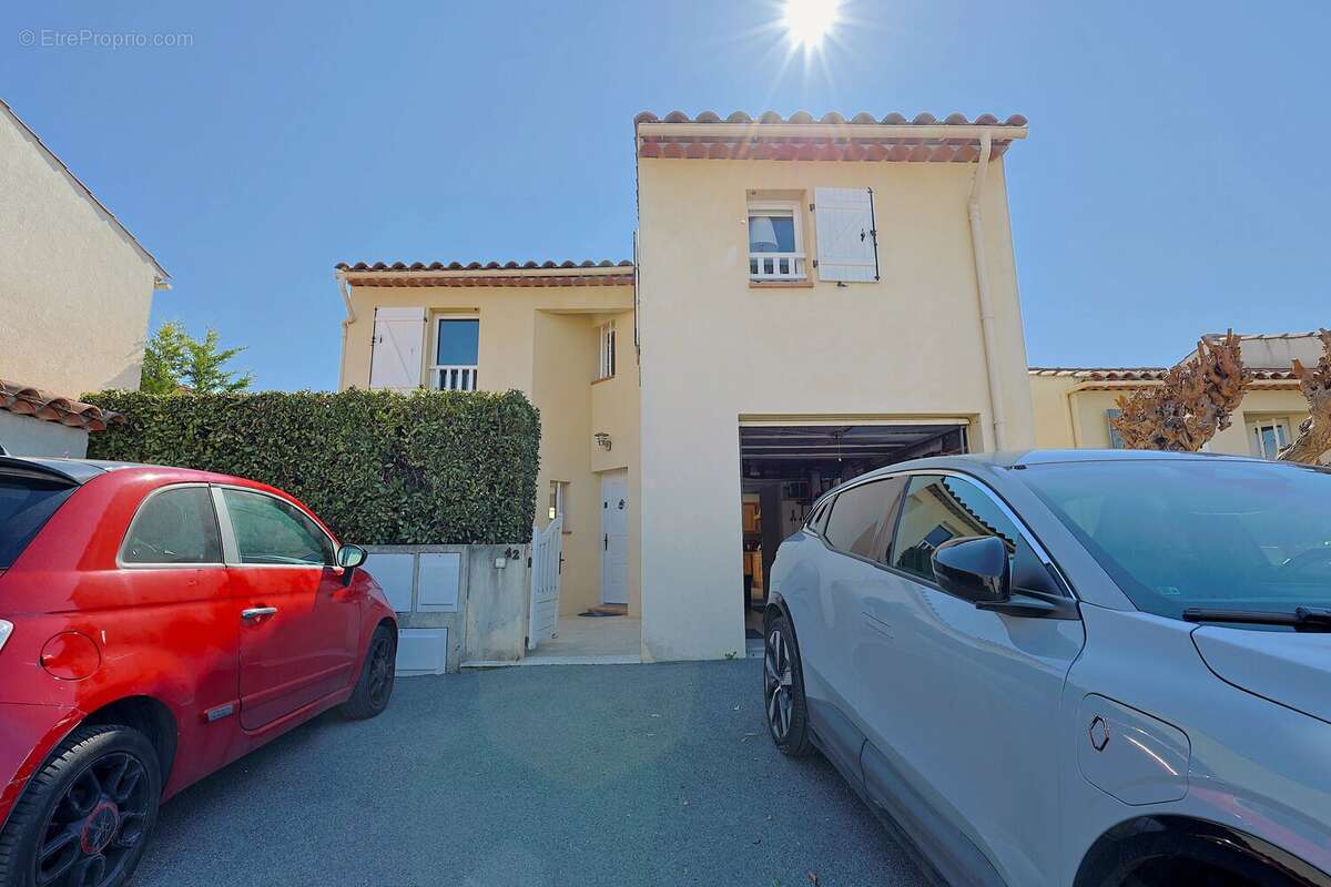 Maison à LA ROQUETTE-SUR-SIAGNE