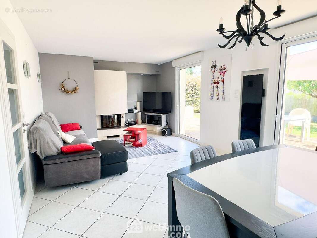 La maison dispose d'une belle pièce de vie lumineuse de 27 m²...