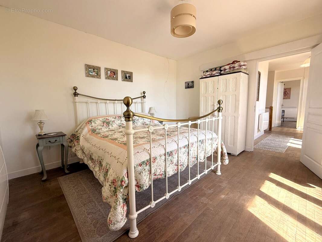 Maison individuelle de deux chambres nécessitant des rénovations près du centre de Saint-Junien - photo 10