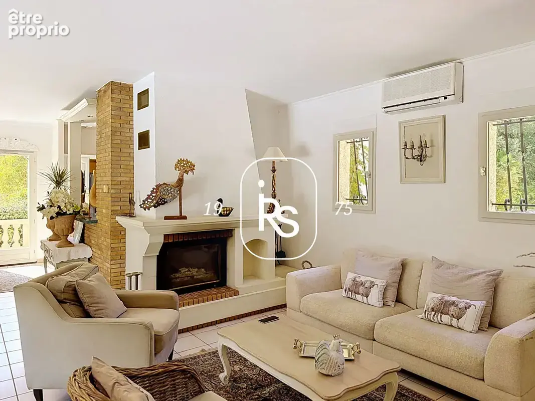 Dans un cadre privilégié, une élégante villa de 170 m2 habitables, des dépendances, une piscine et 4220 m2 de - photo 8