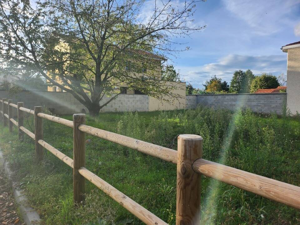 Terrain à VENISSIEUX