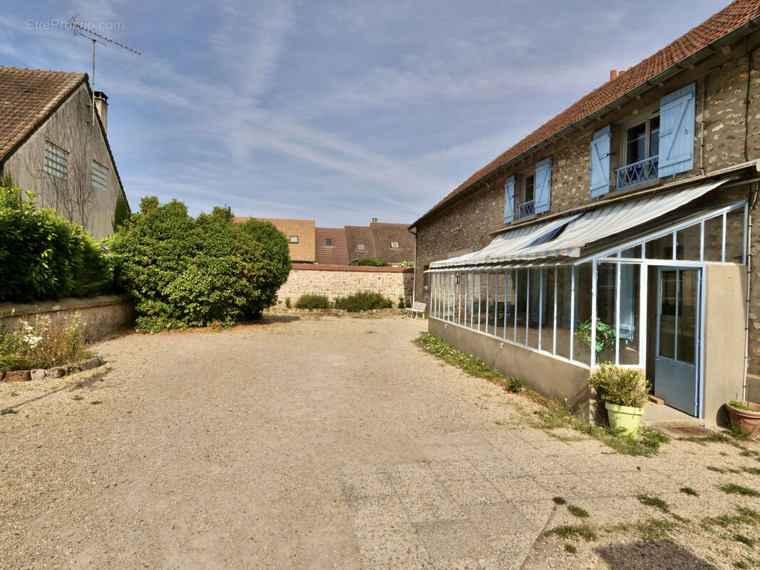 Maison 208 m² à Montereau-Sur-Le-Jard  - photo 2