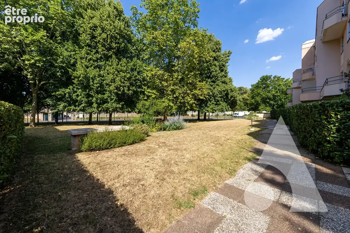 Grand Bourg : F3 en dernier étage + cave + Garage - photo 9