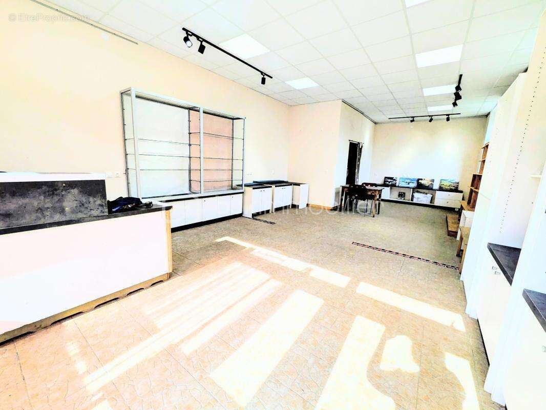 Local commercial 51 m² TOUS COMMERCES – Entrée de ville – Parking gratuit – Fort passage - photo 3