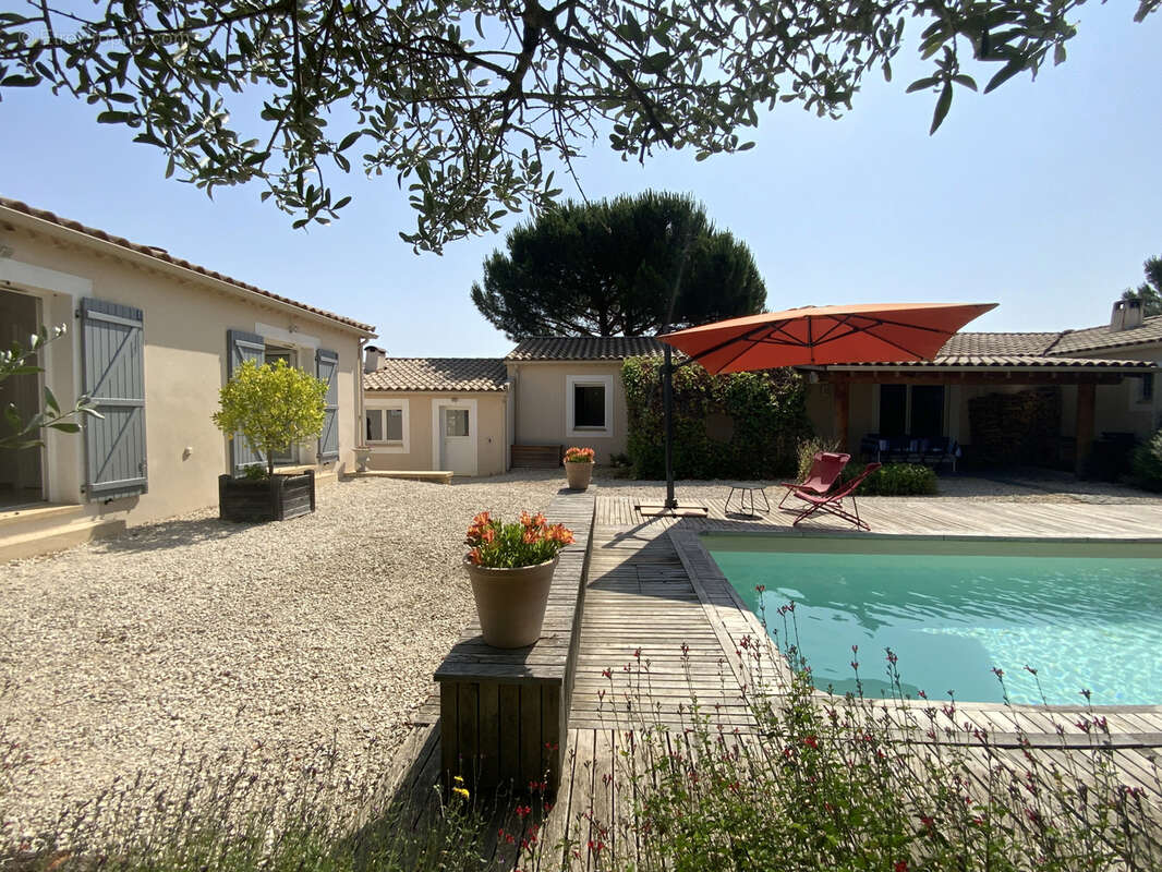 Maison de plain pied de 148 m2 avec piscine et T2 indépendant sur terrain de 1000 m2. - photo 10