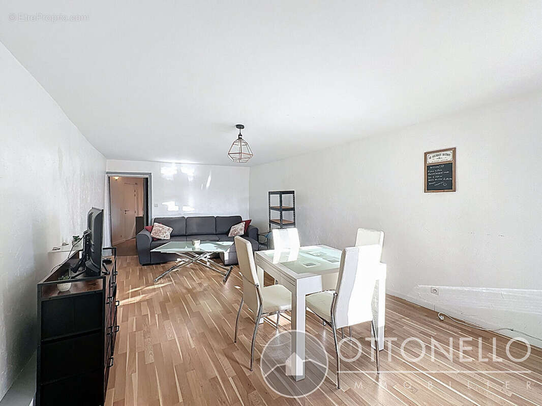 Appartement à ROQUEBRUNE-SUR-ARGENS