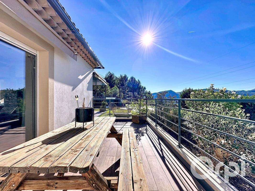 Maison à LA ROQUETTE-SUR-VAR